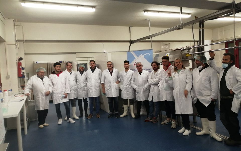 Participantes en el curso práctico de tecnología quesera destinado a la fabricación de queso azul realizado en EILZA