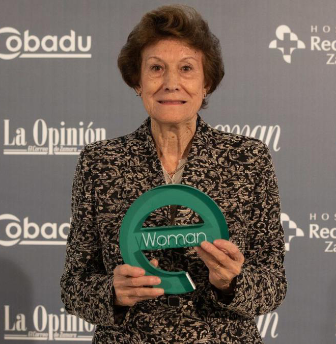 Manuela Juárez recibe el Premio Trayectoria Profesional by CaixaBank en eWoman Zamora 2022